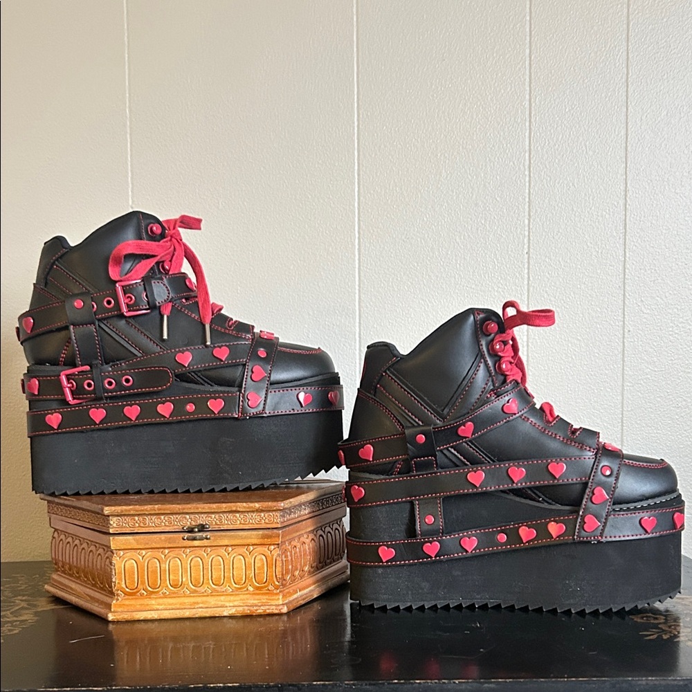 YRU Qozmo bondage heart platform sneakers women’s size 7 in NWOT condition